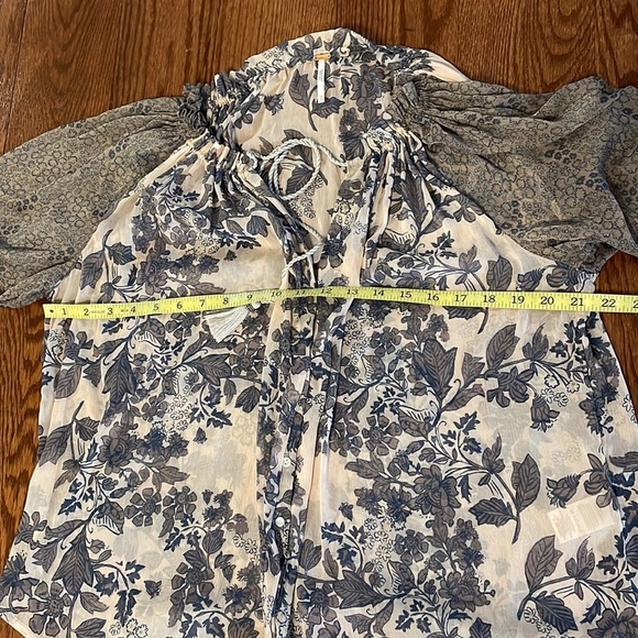 Free People Oversized boho style floral semi sheer blouse. Neutral colors XS - Picture 13 of 14